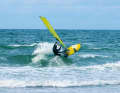 Mit Thruster-Finnen ist der Patrik F-wave ein drehfreudiges Waveboard.
