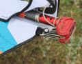 The open roller block on the luff is a matter of taste: you can simply lay the rope on the open rollers without fumbling, which is particularly easy. However, when the rope is slack, it can sometimes fall off the roller.