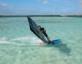 3) Tip: If the mast plunges into the water on the windward side like a stone, you’re leaning the mast too far into the wind. Next time, try shifting the rig further forward towards the bow. If, on the other hand, the sail immediately comes towards you as you duck and hits the water on the leeward side, you are shifting it too far towards the tip of the board. In this case, try to let the mast tilt more towards the water/windward side as you duck.