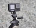 Der Fidlock Pinclip Mount wird zwischen die Cam und die eigentliche Halterung eingesetzt