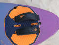 JP has opted for a compromise with the double loops at the rear, which is equally suitable for intermediates and sporty freeriders. All boards have the option of a single centre strap at the rear.