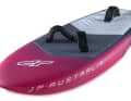 Anders als die schmalen Downwindboards hat das Board Schlaufen und etwas mehr Breite im Heckbereich