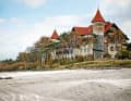 Shredding waves in front of Kaiser Wilhelm's spa residence: it's possible at the Leba spot.