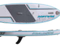 Der Naish Naish Grom Crossover 8'0 dreht aufgrund seiner kompakten Länge auch mit kleinen Segeln noch richtig gut