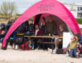 Tent, beer bench, table and tablet computers for scoring. As usual: minimal equipment - but the freestylers are in a great mood.