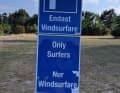 Klare Ansage auf dem Parkplatz am Haga Park auf der schwedischen Insel Öland