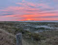 Von einigen Plätzen auf Flyvesandet kann man traumhafte Sonnenuntergänge über der kleinen Insel Æbelø ansehen