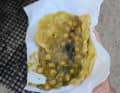 Schmeckt deutlich besser als es aussieht: Doubles, zwei Teigfladen mit Kichererbsen und lecker-scharfen Saucen - ein Muss auf Tobago!