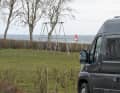 Wer einen Platz auf den vorderen Wiesen ergattert, kann direkt vor dem Camper surfen gehen.