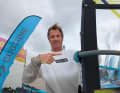 The fork should be mounted between chest and shoulder height. From there you can vary in light winds (fork slightly up) or strong winds (fork slightly down). When adjusting on land, a foot under the mast simulates the additional height of the mast foot.