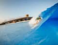The wave is really something. But don’t worry: the wave height can be adjusted for beginners’ courses.