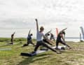 Die Tage starteten mit Yoga am Strand