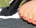 Die üblichen Schlaufen-Plugs sind für kleinere Frauen-Füße oft zu weit auseinander