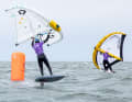 Neben Windsurfern sind auch Wingfoiler...