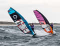 Da wurde es auch schon mal eng an der Tonne: Vincent Langer und Anton Richter lieferten sich zum Auftakt des Windsurf Cups auf Sylt ein spannendes Duell