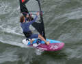 To make it round the front of the mast to the other side of the sail, the pressure must be released from the sail. You can do this by dropping onto a deep, space-wind course. Surf tip: The more speed you have, the less tension there is in the sail, as the airstream and the actual wind cancel each other out.