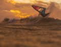 Windsurf-Pro Jules Denel surft bei Südwestlage in seiner Heimat Frankreich.