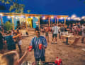 Vom einfachen Übersee-Container zum vollwertigen Wassersport-Zentrum, inklusive chilliger Abende:  Windsurfing Curaçao, freitags ist Happy Hour.
