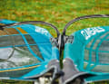 Freeride sails (left) have a narrower mast sleeve and a significantly less pre-shaped profile than camber sails (right).