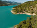 Ten kilometres long, but only 300 metres wide. Lac Monteynard is the perfect spot for perfecting your jibes.