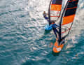 Magischer Moment: Auf der Finne glühen im Morgengrauen. Mit Starboard Futura und Patrik F-Race.