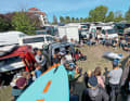 Ganz schön was los beim Skippers Meeting der German Freestyle Battler auf dem Surffestival. Die wilde Clique macht nicht nur das Beachcamp unsicher.