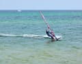 Über die Belastung der Hacken steuerst du das Brett mit Fußsteuerung in einer harmonischen Kurve in den Wind. Versuche dabei das Brett flach auf dem Wasser zu halten, um den Speed nicht abzuwürgen. surf-Tipp: Die Segelhand kannst du während des Ancarvens nach Luv etwas in Richtung Mast verschieben.