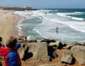 An windstillen Tagen ein beliebter Badestrand, bei strammem Nortada ein Spielplatz für Wave-Windsurfer: der Praia do Guincho.