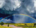 Ein Unwetter ist über die Weiten Oklahomas gezogen. Nun kämpft sich die Sonne durch die Wolken und zaubert einen Regenbogen auf den Regenvorhang. 