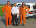 Der Hagelabwehrpiloten-Coach Michael Sachweh mit zwei seiner Piloten, Georg Vogl, Chefpilot, (rechts) und Johann Wagenstaller (links). 