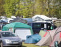 Im Beachcamp auf dem Surf-Festival finden sowohl Zelte und kleine Bullis ihren Platz...