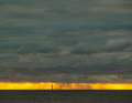 Ein wolkenverhangener Tag auf Sylt - doch kurz bevor sie untergeht, lugt die Sonne nocheinmal unter der Wolkendecke hervor und bringt für einige Minuten ein spektakuläres Licht