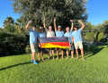 Zeigt Flagge –  das Sailing Team Germany, schick im blauen T-Shirt.
