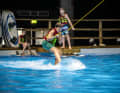 Schülerinnen und Schüler können auf der boot Düsseldorf verschiedene Wassersportarten ausprobieren und kennnen lernen. In der Halle 17 können sie täglich Skimboarden, Wakeboarden oder SUP fahren.