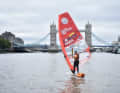 Windsurdfer vor der Towe Bridge: Merijn Tinga ist von Oslo nach London und von dort wiederum nach Paris gesurft