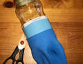 Handschuh über ein Einmachglas/Dose/Weinflasche ziehen. Es sollte möglichst genau passen, also keine Falten werfen aber auch nicht zu sehr gedehnt werden.