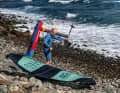 Fällt der Strand steil ab, ist die Tragetechnik auf der Schulter ideal. Dazu schultert man das Board auf der Luvseite, mit dem Foil nach vorne. Der Wing...