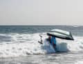 Sobald das Wasser tiefer wird, kannst du das Board ablegen