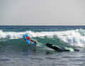 Beim Durchqueren des Shorebreak schwimmt der Wing dann mit Abstand hinterher
