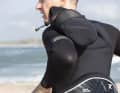 Auch eine Modellvariante mit Frontzip und integrierter Haube ist erhältlich