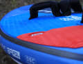 Beim Starboard Air Foil Inflatable sitzt eine feste Platte auf einem größeren, aufblasbaren Rumpf