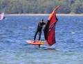In foil manoeuvres, the board hangs very compactly and agilely on the foot