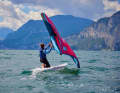 In der beeindruckenden Kulisse am Gardasee schult Stickl Wingsurf-Einsteiger- und -Fortgeschrittene