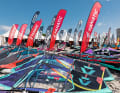 Im Fokus steht das Windsurfen, allerdings haben viele Marken auch Wing-Material dabei
