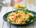 Spaghetti mit Garnelen, Rucola und Zitrone.