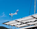 Windgeneratoren bieten zu Solarpaneelen eine perfekte Ergänzung für die Stromversorgung bei Nacht und bedecktem Himmel.