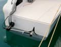 Hydrogénérateur sur un catamaran : sur les bateaux naviguant à la verticale, un placement latéral ne pose aucun problème.