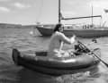 Zur Ausrüstung der „Aziz“ gehört auch ein Schlauchboot mit Außenbordmotor.