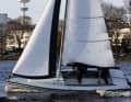 The mainsail of construction number one differs from the series: a strongly flared square top is standard here. No problem with a rig without backstay.