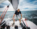 So viele Leinen, so wenig Hände. Für die YACHT demonstriert Mini-Transat- und Class-40-Segler Henrik Masekowitz Manöverabläufe